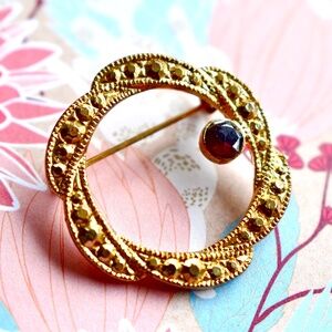 💞💗 Vintage Gold Plated CircleTwisted Wreath Brooch Red Rhinestone 1.2"